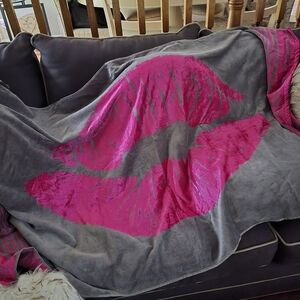 Pair Bebe large Smooch beach towels (2) velour